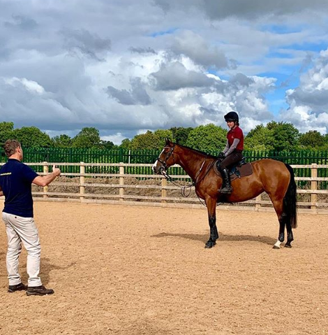 Helping a customer choose the right saddle in the Unicorn arena